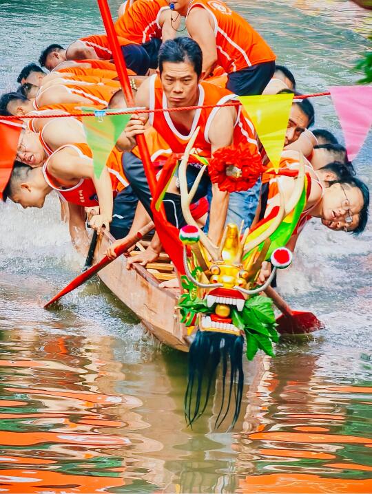 叠滘龙舟L湾漂移赛，各队摘旗精彩瞬间