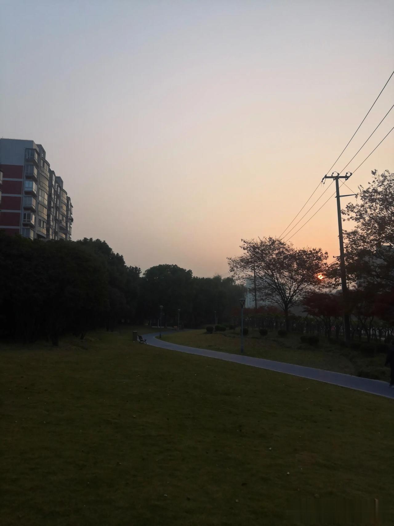 早上好！许多人被困在底层，并非智慧不够、能力不足，而是身边有太多声音告诉他们，不