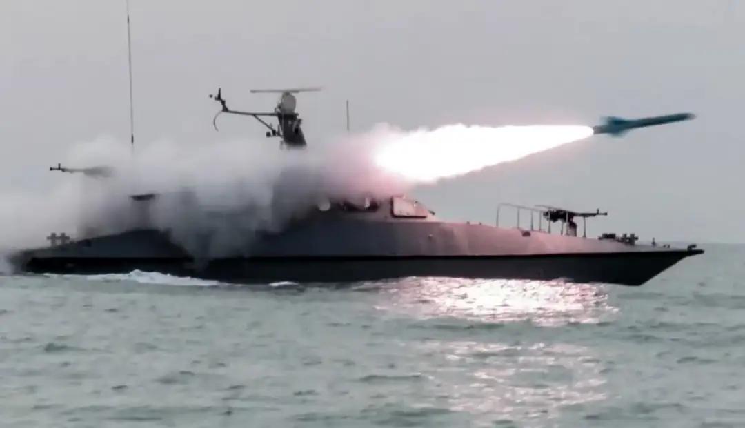 打没打中，不重要，重要的是，他被吓跑了。你什么时候见过，美国航母打着打着自己跑掉