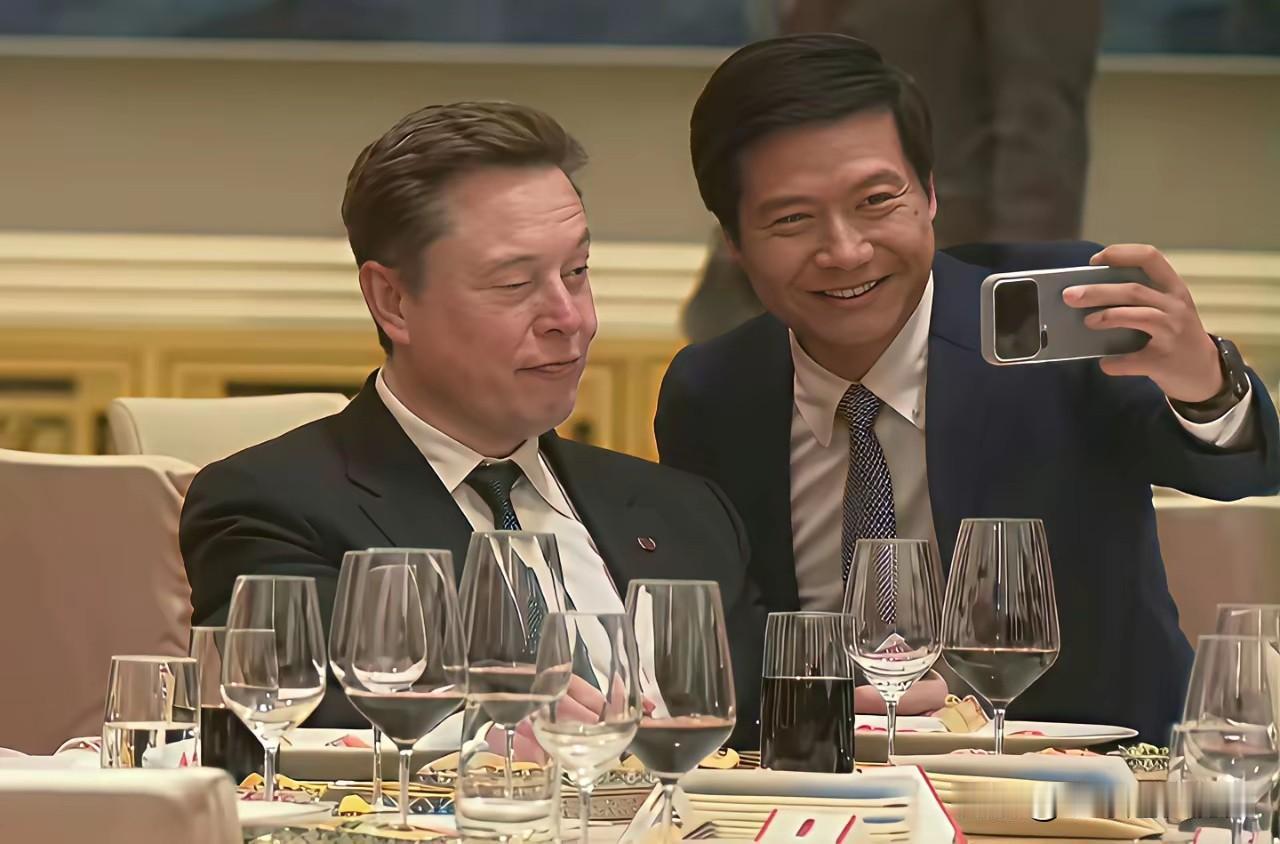 有人说他卑躬屈膝、谄媚过度！
实际上，雷子此前就曾躬身为用户打开车门，和小朋友合