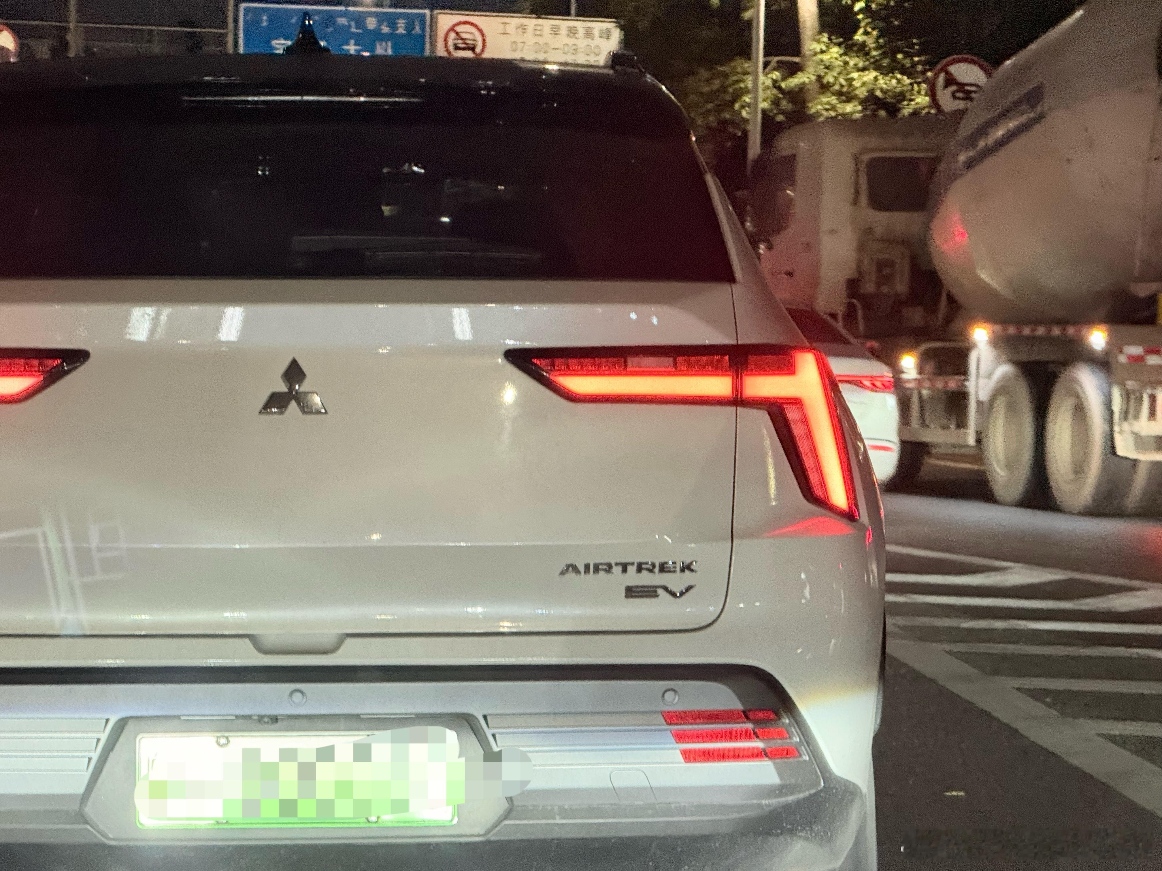 我知道几年前三菱有推出过纯电车原来真的有卖出去的我是真不知道刚在两个车垂平台搜这