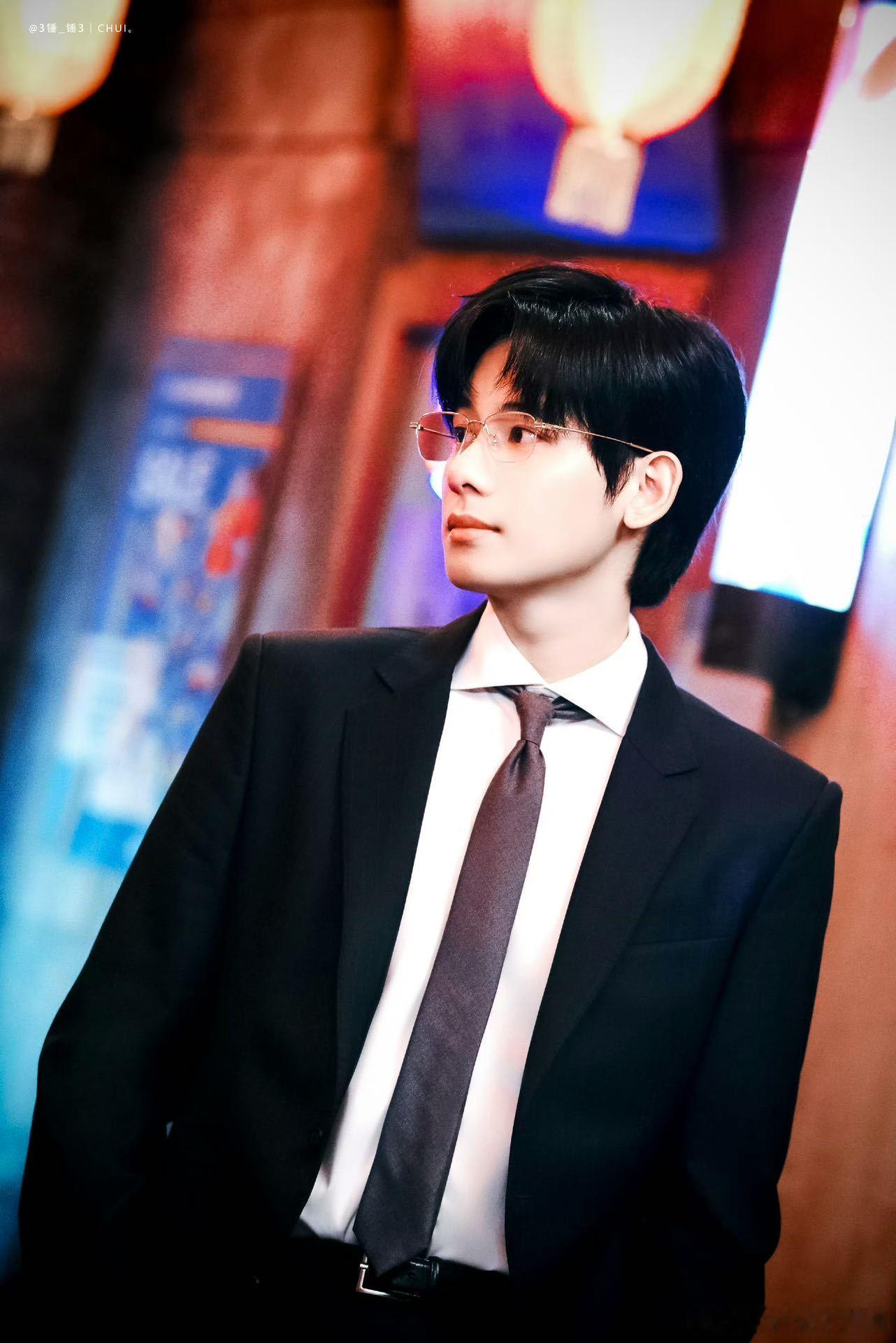 《即刻上场》越来越喜欢胡先煦的表现，尤其那张西装背影，感觉他真的长大了，演技越来