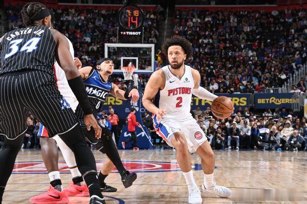 坎宁安45分封神之夜，活塞主场死里逃生北京时间4月30日，底特律小凯撒球馆的灯光