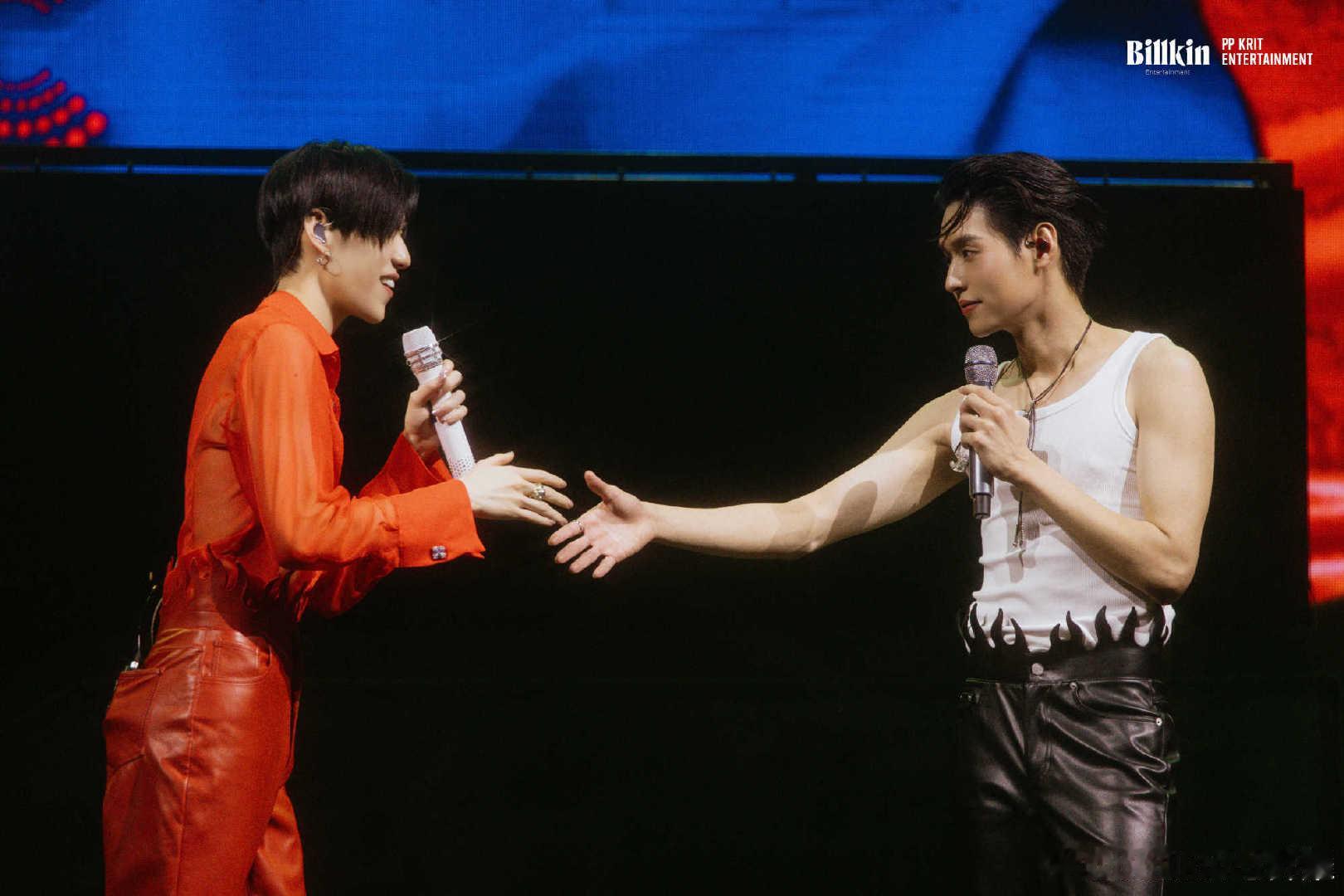 喵娲娲给BKPP送和叶花花玩偶 花叶双萌加持～喵娲娲暖心送礼，把治愈满满的熊猫玩