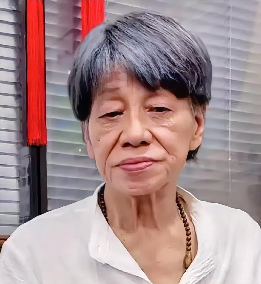 梁小龙万万没想到，  
他才离开仅仅两个月，  
他的关门弟子和自己的媳妇竟然要