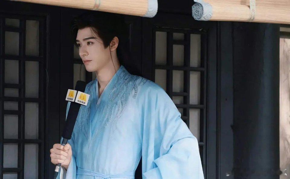 感觉龚俊在采访的时候还挺乖的，这一次拍摄暗河传的状态也是非常的好，说不定能够凭借