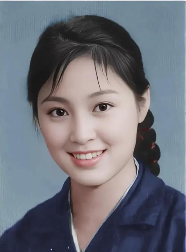 50年代，一个漂亮的女孩，在某个不经意的瞬间，被定格在了这张老照片上。镜头中的她