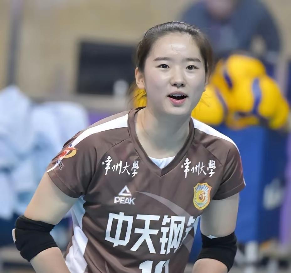 逗你玩？小孩姐倪非凡让球，给球迷制造了加倍的精彩

天津女排客场挑战江苏女排这场