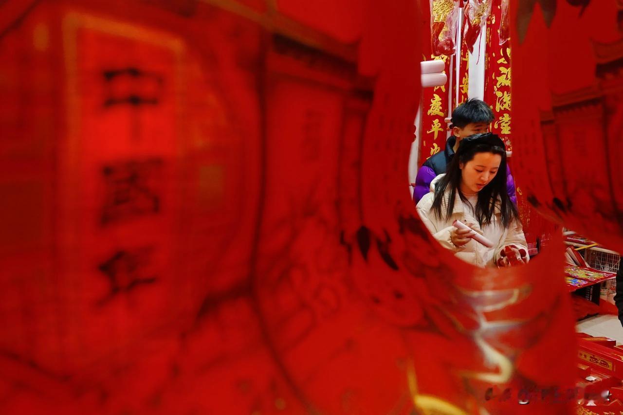 红红火火中国年
中国人的传统节日新春佳节即将来临，在鄂州老城区建设街上的两边售卖