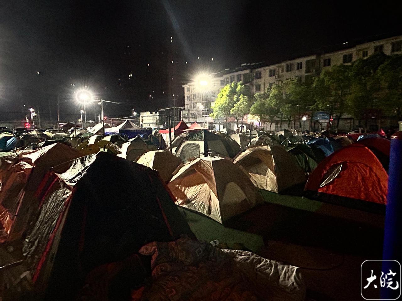 专家称肥东不会再发生更大余震，不要再“睡街”了。天气凉了，睡帐篷容易着凉，大家放