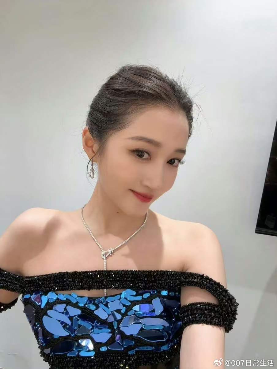关晓彤晒白玉兰自拍关晓彤晒白玉兰后台自拍美而萌之 