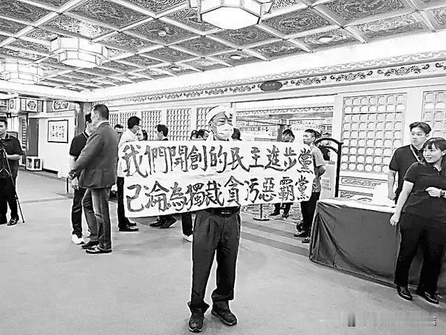 赖清德最亲民布条引争议，民调新低背后藏着什么危机？
 
最近台湾地区领导人赖清德