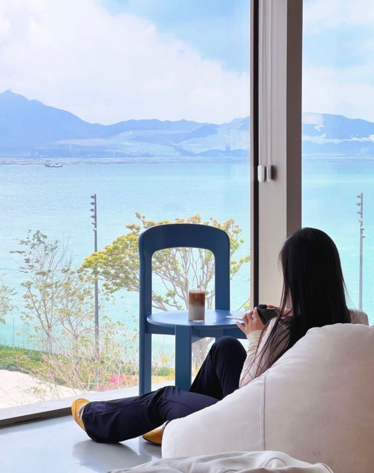 年轻人不能没有咖啡，其实是不能没有这种慢下来的时刻。坐在路边，看阳光透过树叶洒在