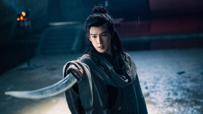 李昀锐首映礼耍刀 首映礼上这段耍刀，最绝的不是花哨，而是每一刀收放的力度。刀停得