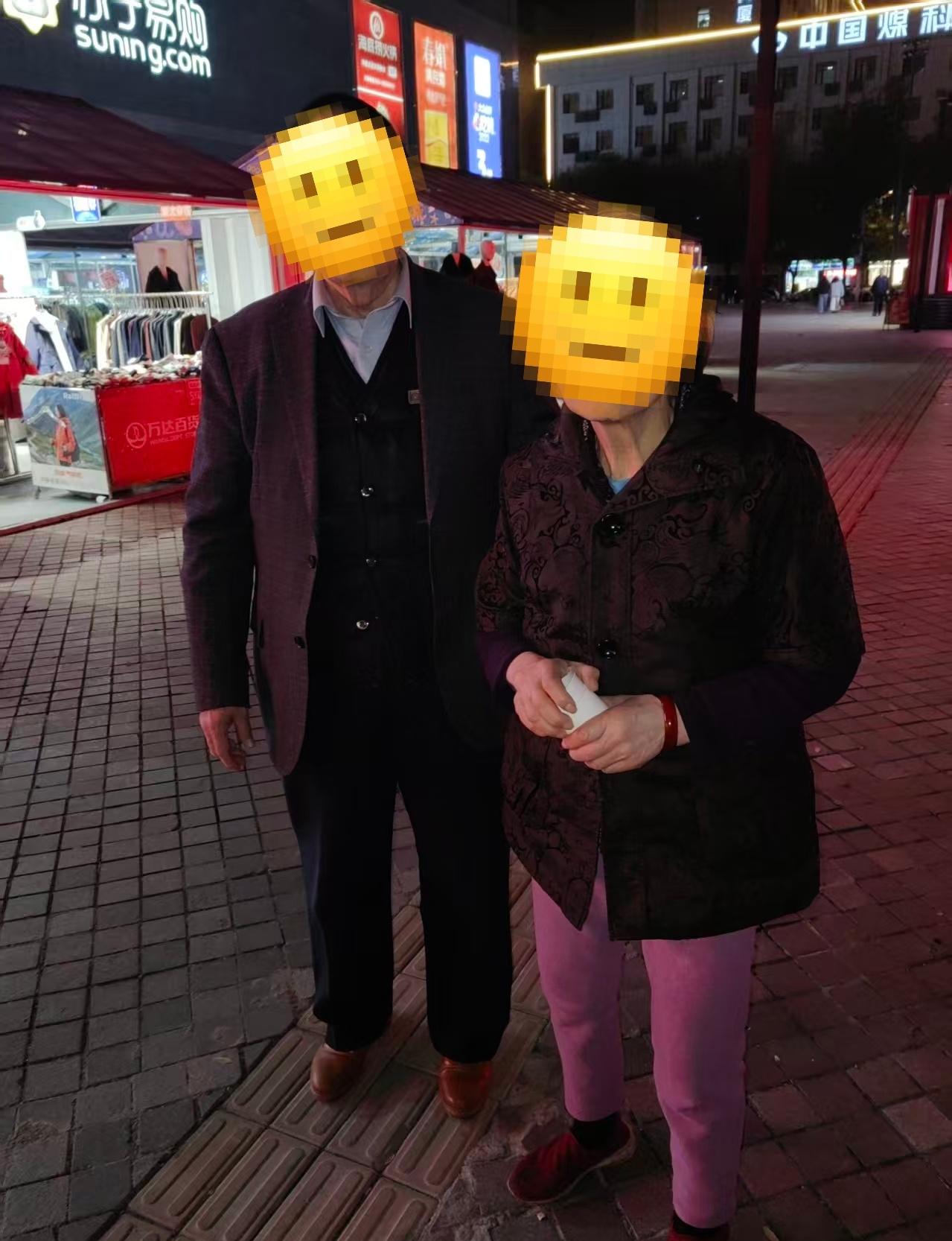 【暖心守护不打烊｜文艺路派出所民警接力寻回八旬走失老人】警暖长安11月26日晚6