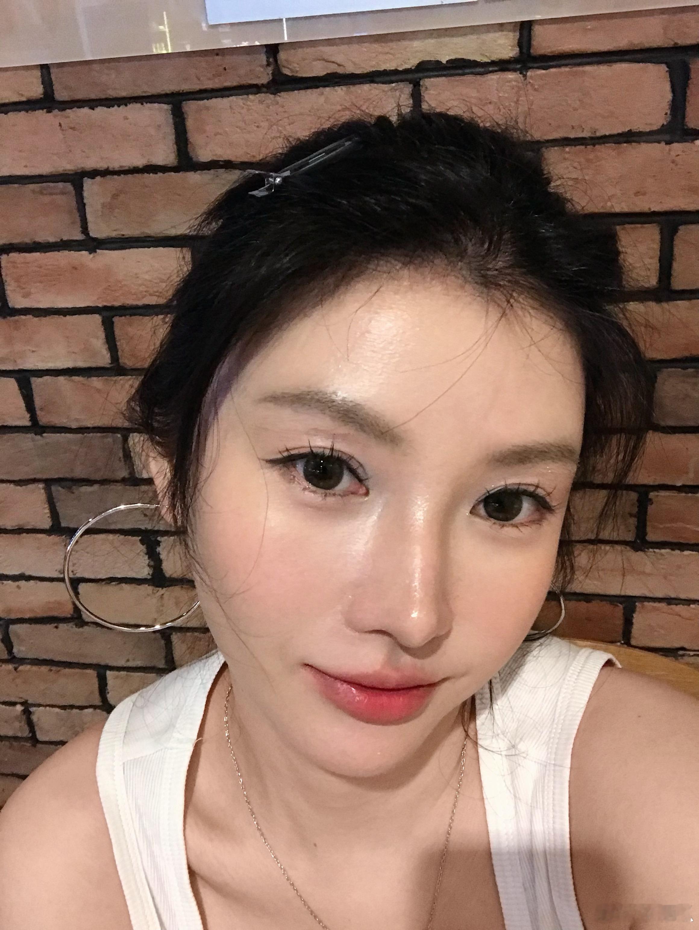 夏天画点粉蓝色的眼影非常小清新啊就喜欢在眼头点些蓝色视觉降温🈶 