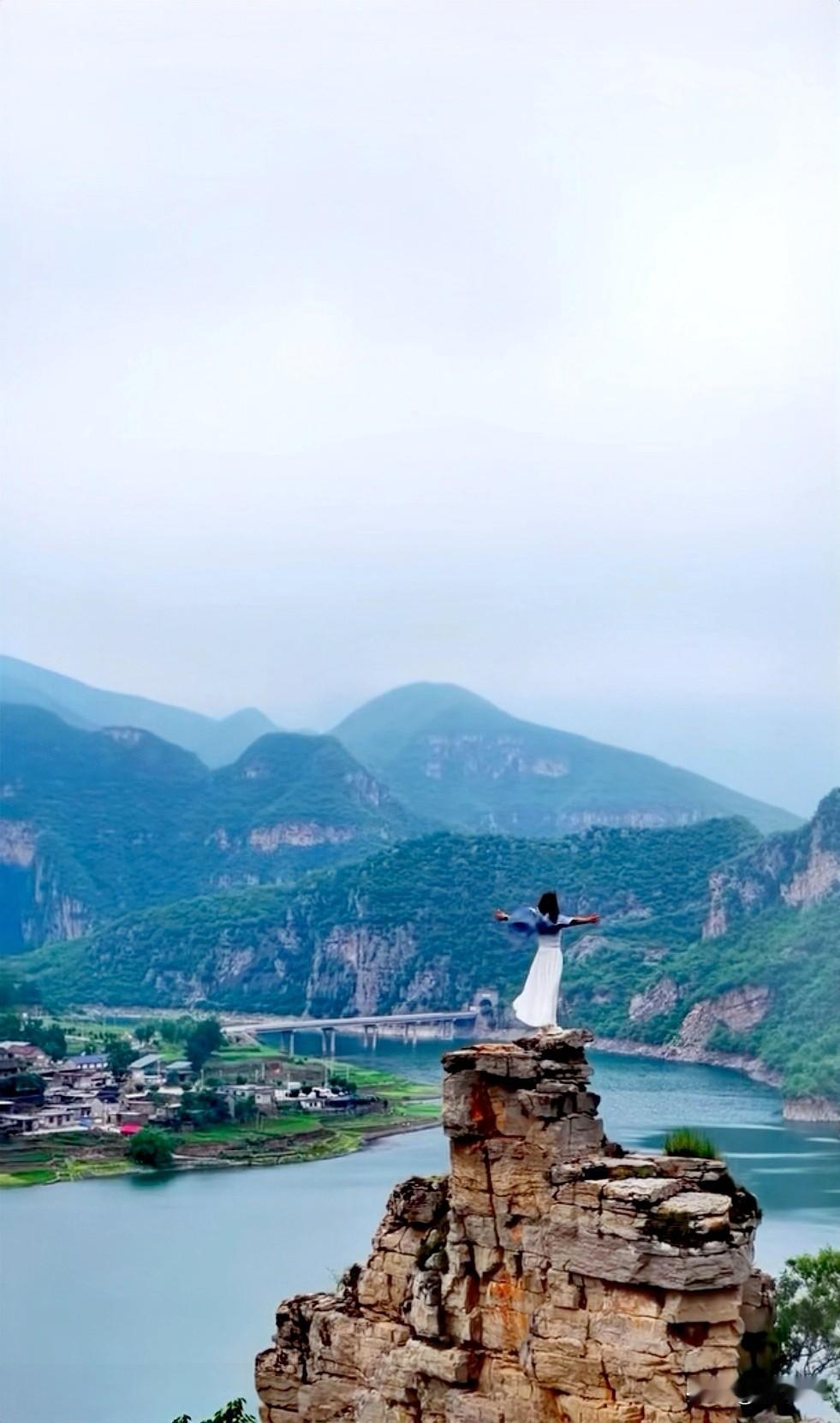 我脑海里已经浮现出那幅绝美的画面：一江清水蜿蜒流淌，一个小村安静地坐落江畔，一个