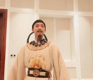 [浮云]高考落榜生把自己“逼”成李白，连撒贝宁都说厉害。


这事说出来你都不信