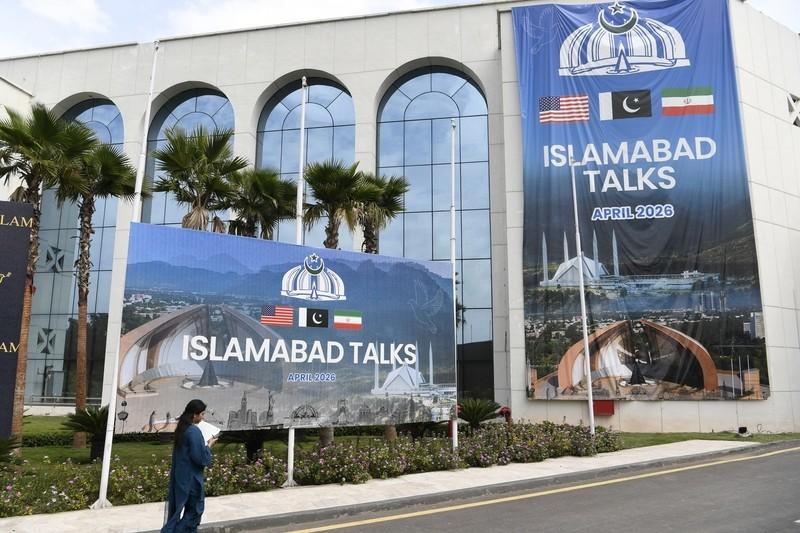 特朗普说伊朗内部乱了？其实是美国自己下不来台！

最近美伊谈判的事，一句话就能说