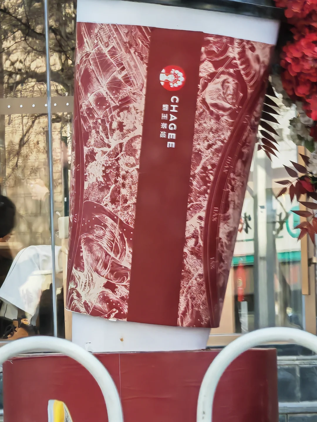 漫步在沉浸式演艺街区，仿佛穿越回了那个充满烟火气的旧时光。古色古香的建...