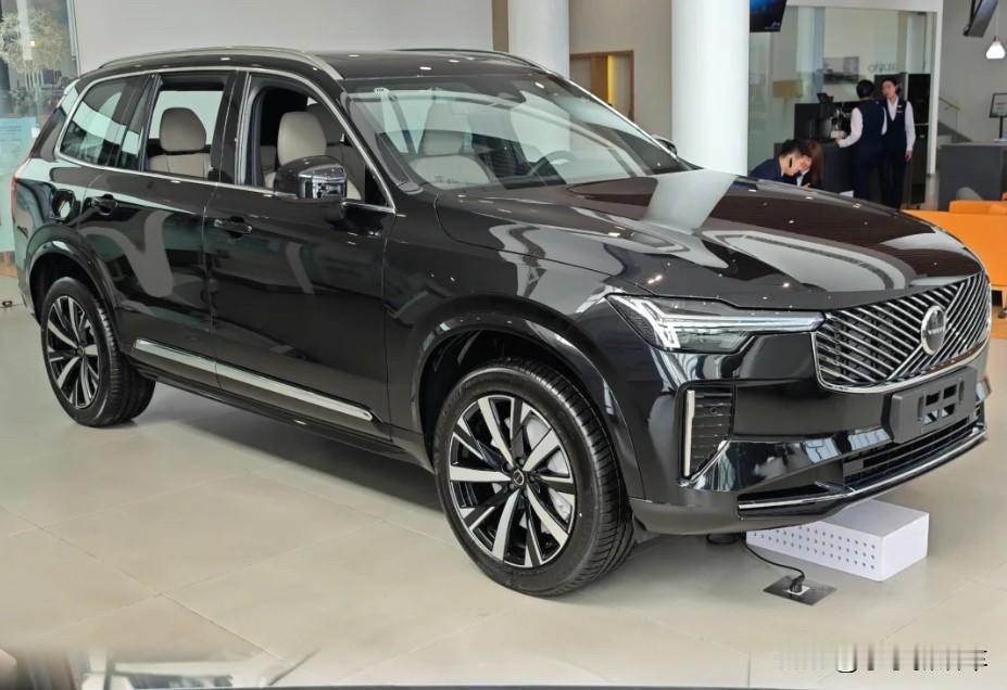 别再纠结要面子还是要里子了！全新 XC90 甩出王炸：撑得起排场，护得住家人。