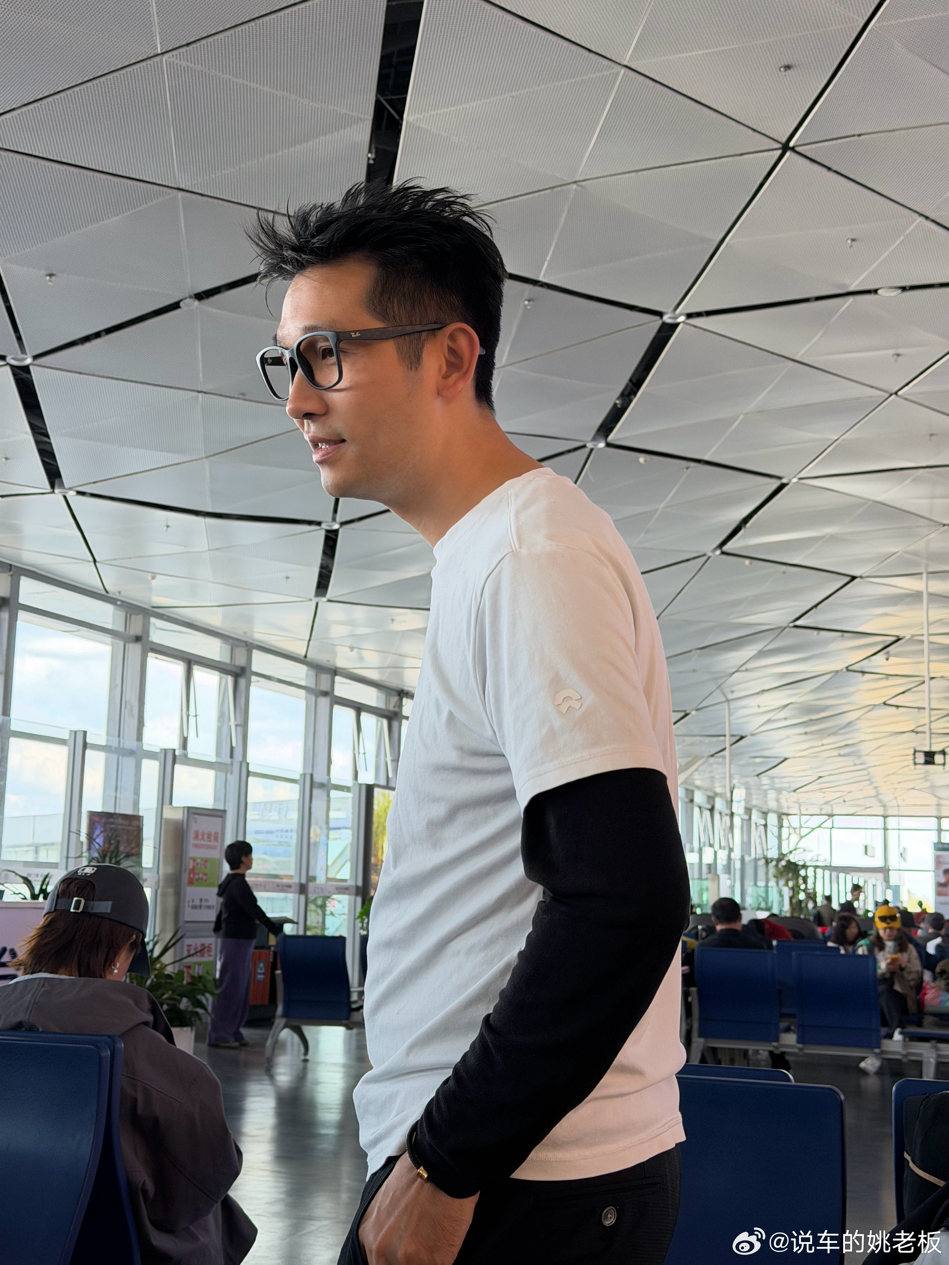 今儿跟这志哥混 机场请我喝当地特产玫瑰花醋腾冲·腾冲驼峰机场T2航站楼