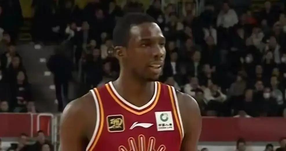 徐杰15+9打崩外援
 
迪亚洛赛前放话锁死他，结果徐杰三分4中3，广州全队追着