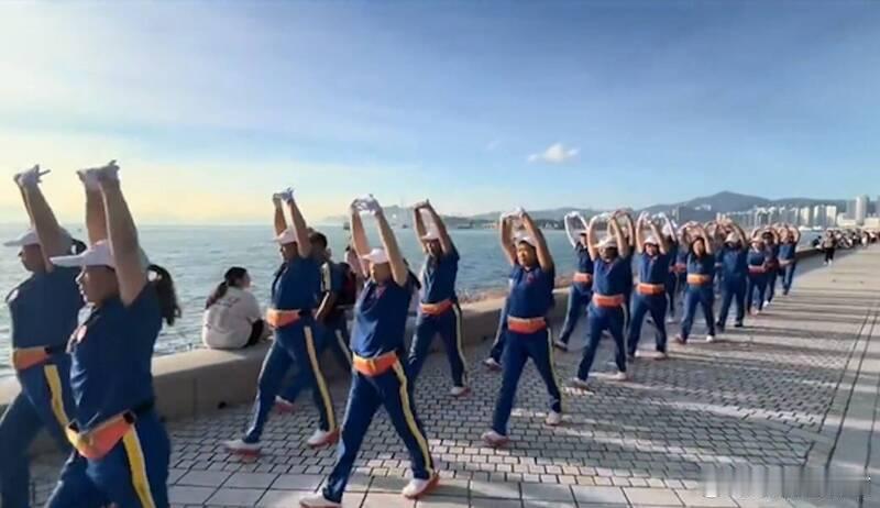 【“暴走团”杀入香港！噪音扰民律师警告：可处罚款或监禁】 近年来，中国游客在境外