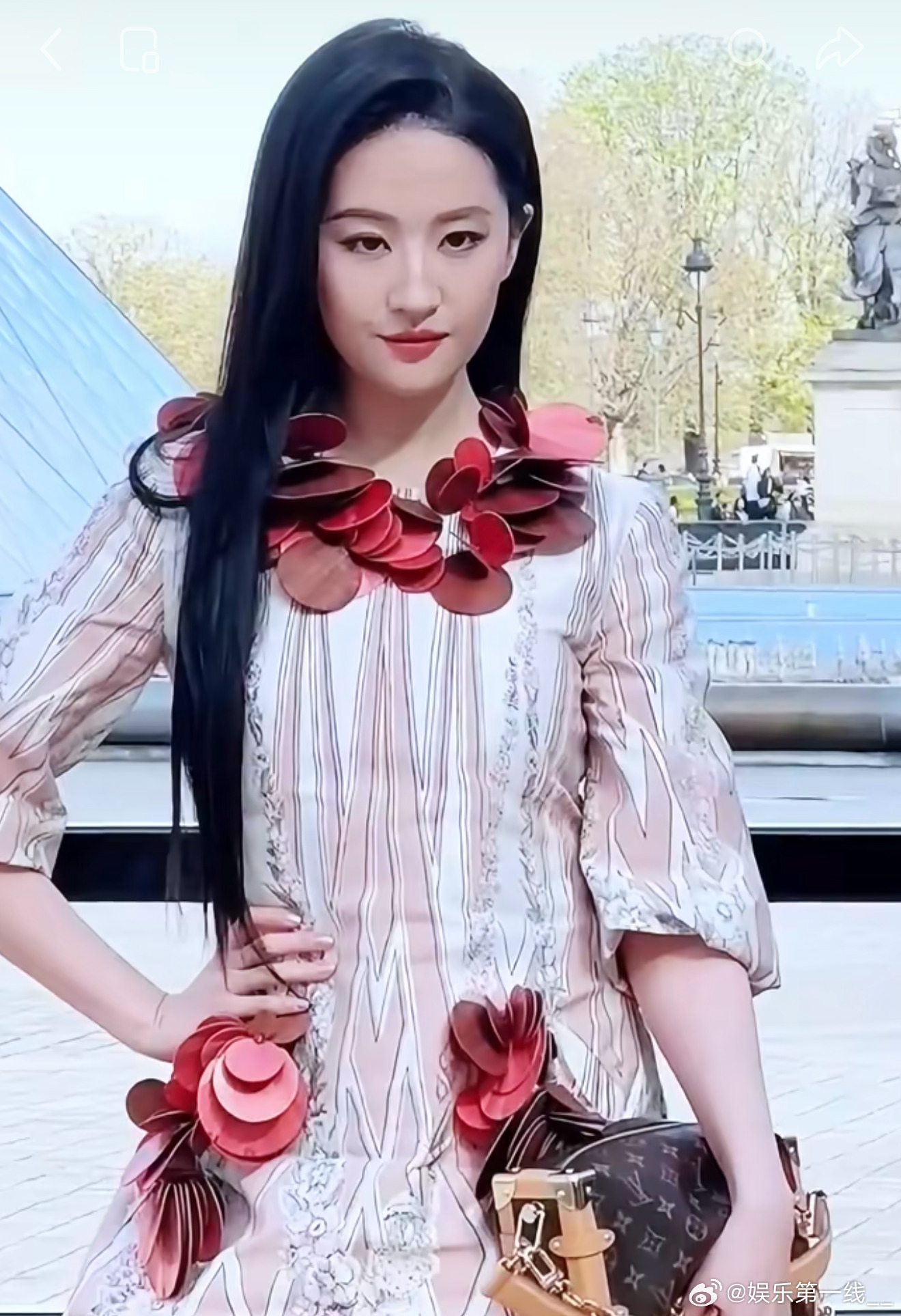 刘亦菲LV线下活动造型引发热议，某书超两万人参与投票 