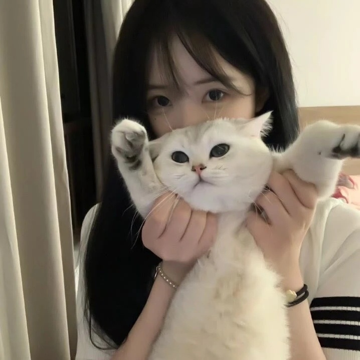 #女生头像[超话]#风停在窗边，嘱咐我要热爱这个世界。 ​​​
