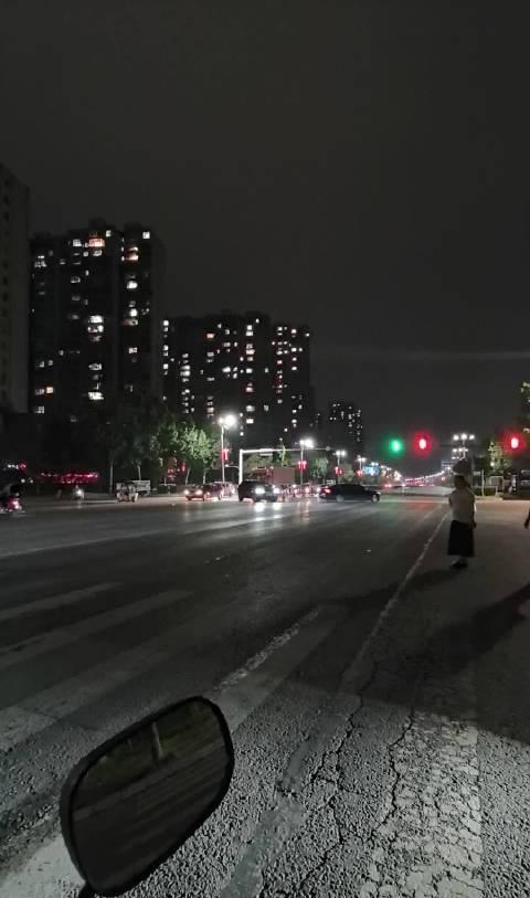 河南伊川:鹤鸣大道“路灯“不亮 期待早日维修。。
伊川身边事伊川超话 
5月15