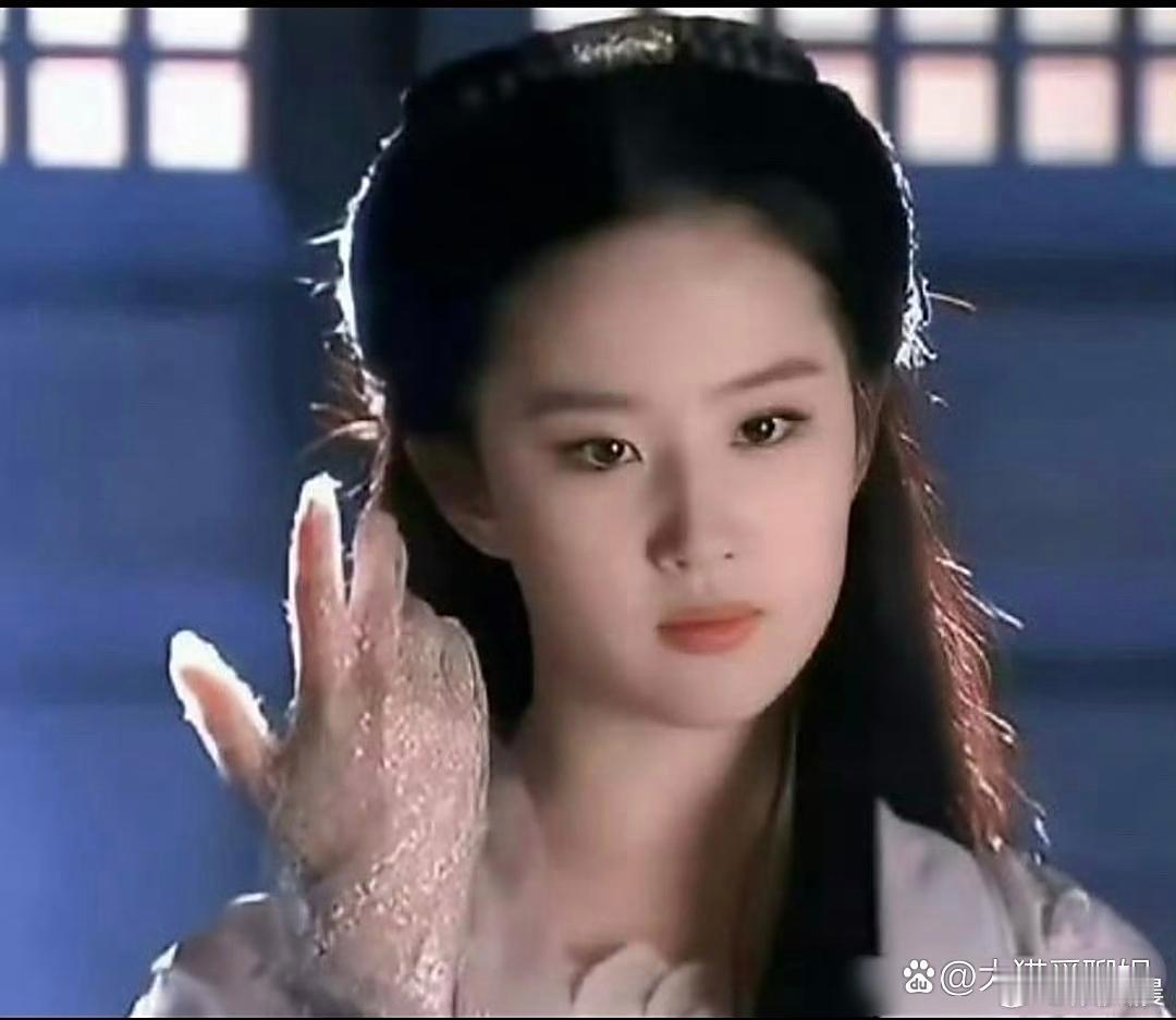 据说当年在这部剧里，刘亦菲戴的这副手套，竟是她妈妈用透明银丝线手工织成的，这份充