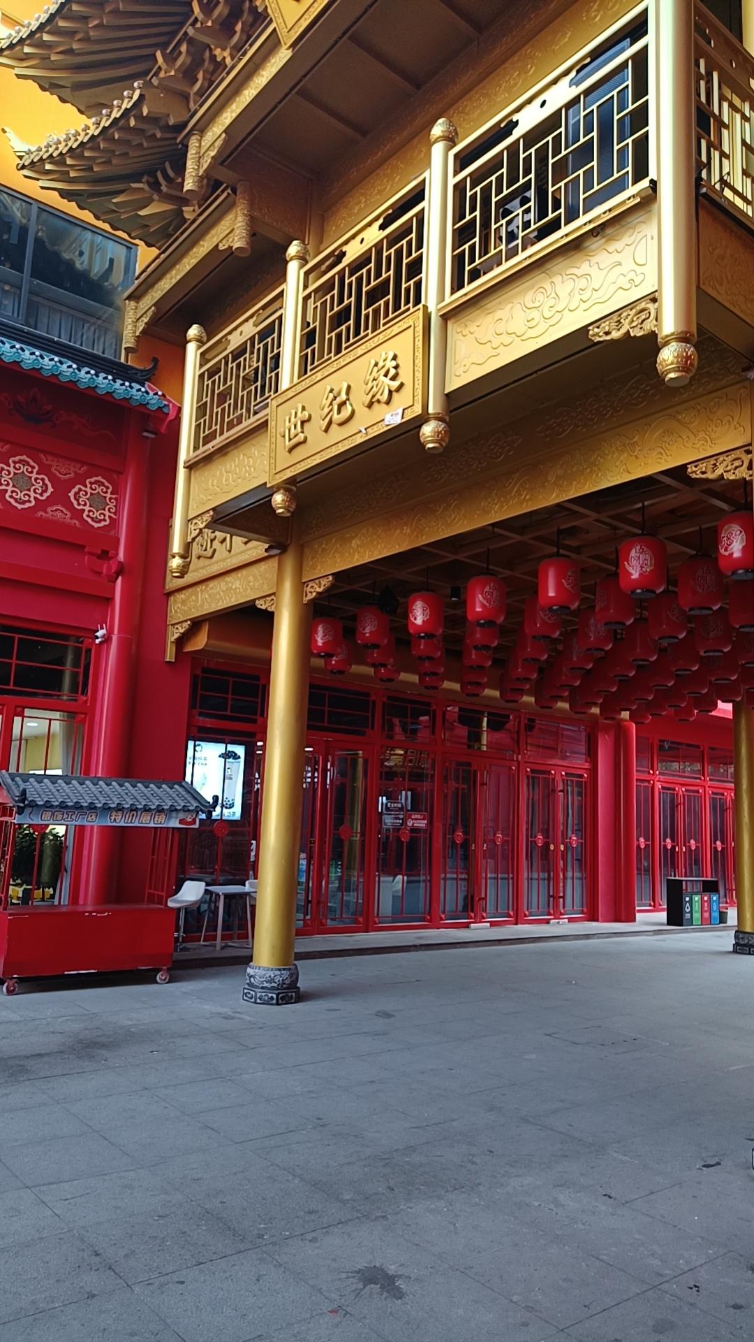 狗三啊，狗三。
那天一上午没有拉到一个女乘客，一上午全是清一色的光头小子，我怀疑