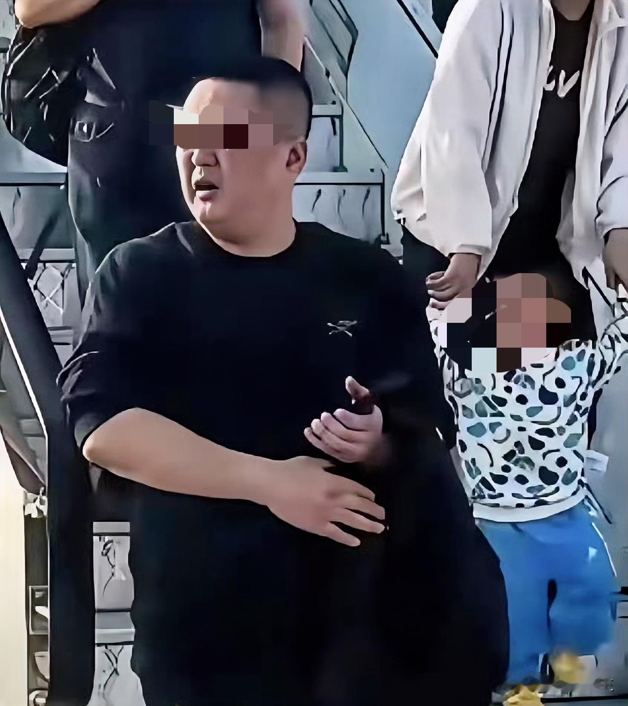 空姐下跪事件背后真相是什么？
欧某的身份扑朔迷离，是不是应该给个交代了？
现在各