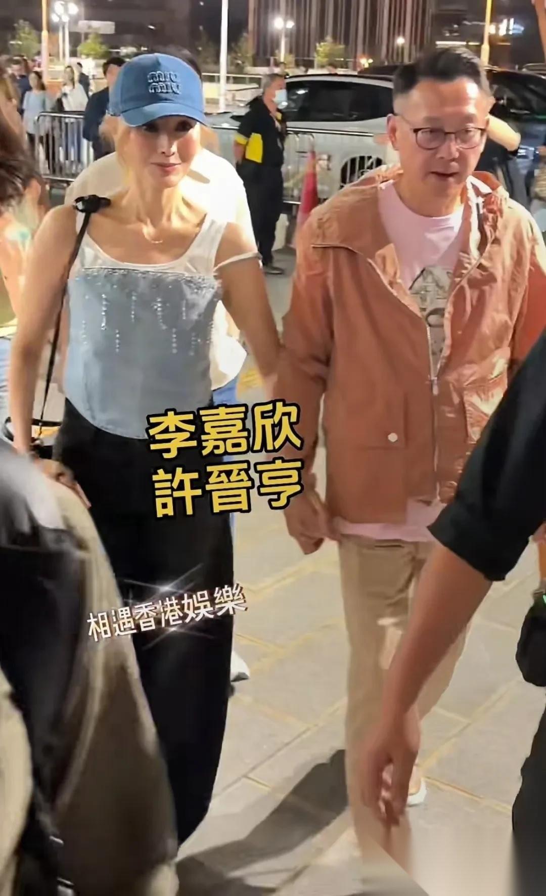 李嘉欣和姐姐李嘉明，还有老公许晋亨，一起现身草蜢演唱会。同父同母的姐妹俩，颜值相