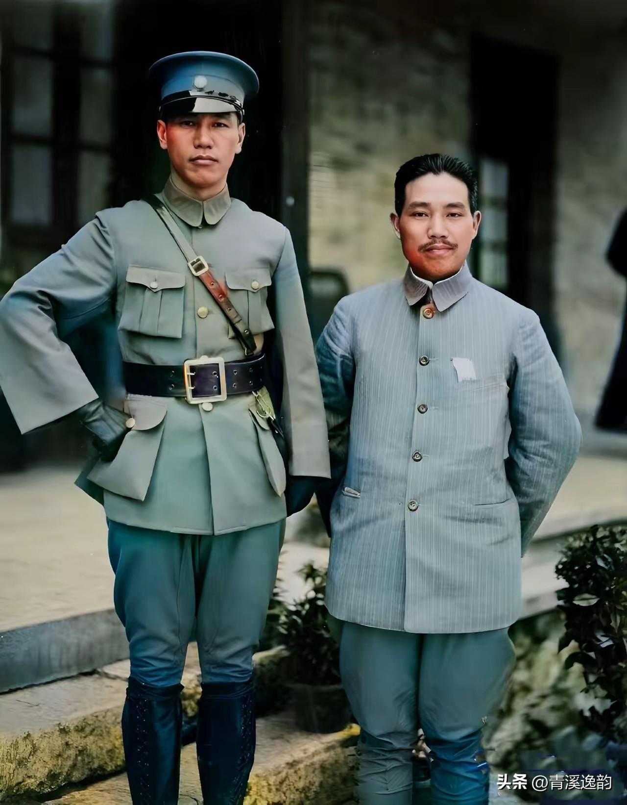 这是1926年校长蒋中正与教育长方鼎英在广州黄埔军校。虽然，方鼎英的职务比蒋中正