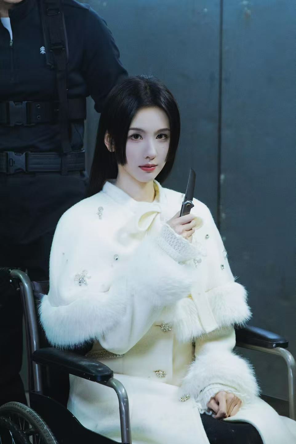 陈都灵吮手指这一下 陈都灵新剧白切黑女主 这氛围感谁顶得住！嘟嘟吮手指的小动作，