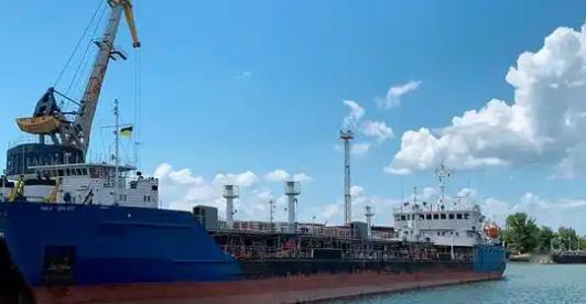 毛主席早就说过：美国是只纸老虎，一戳就穿。这次扣押中国货轮的同时，却放走了俄罗斯