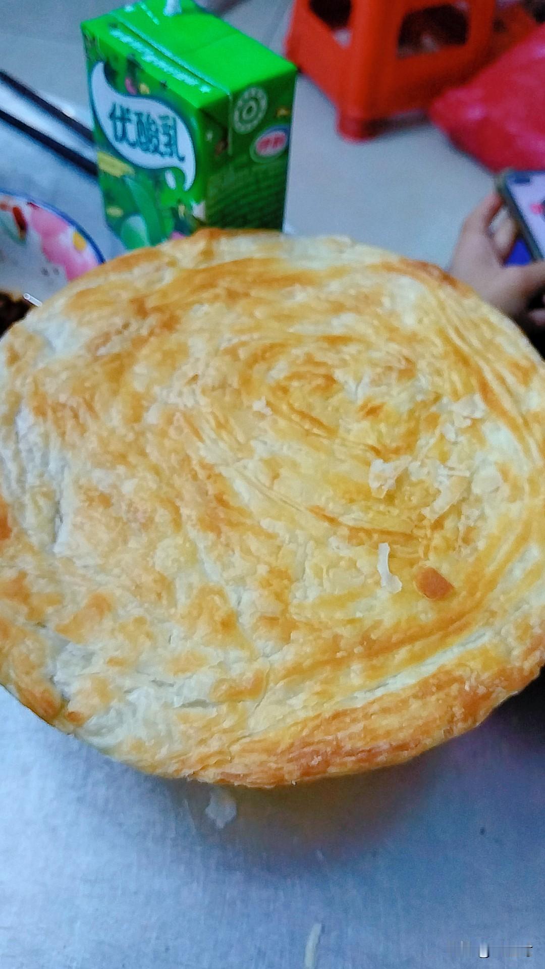 谁吃过葱油饼？

今天学会了一个饼的做法，又好吃又好看。

买的半成品的葱油饼，