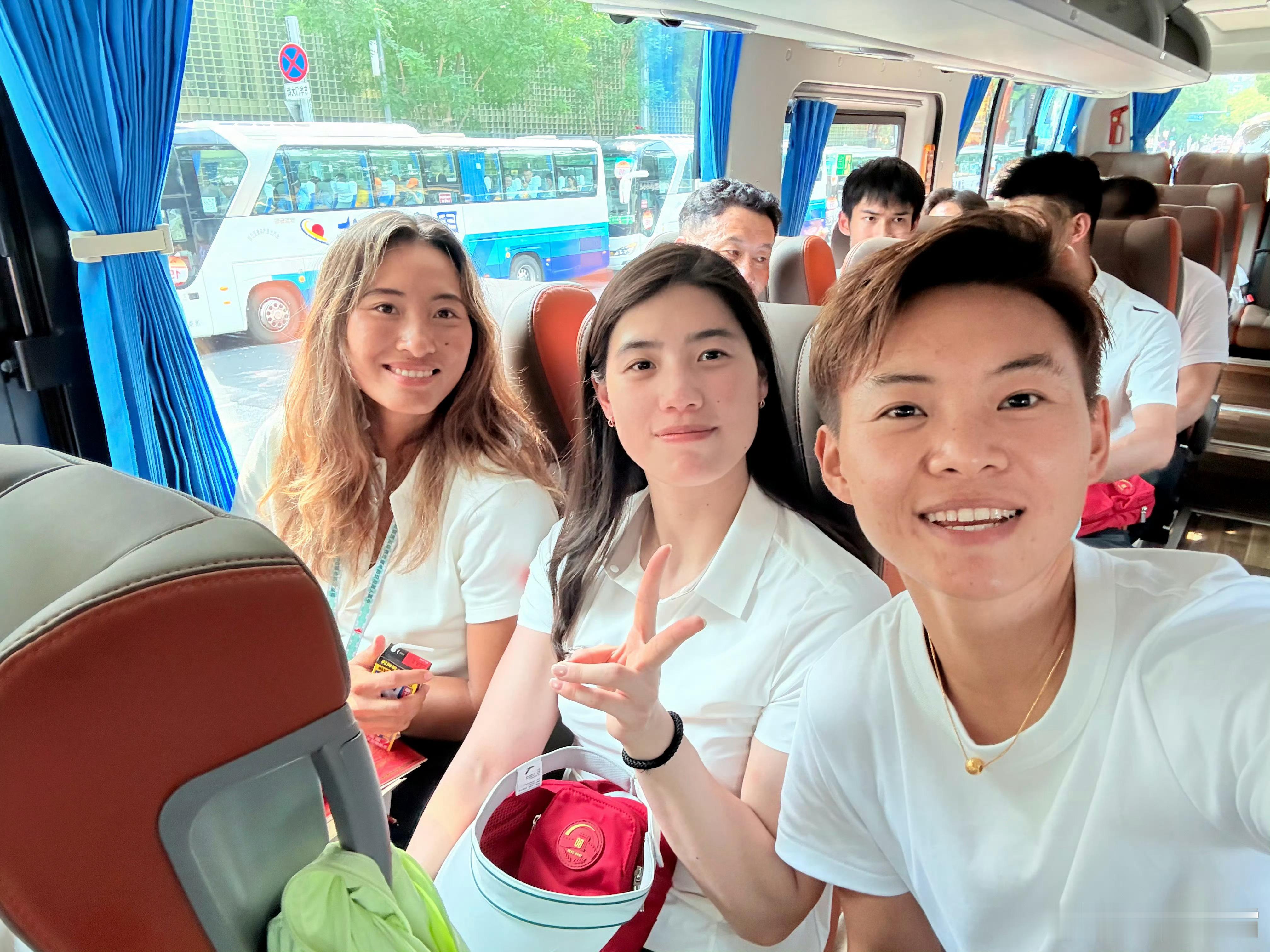 女足王霜发的观礼图，钦文雨霏排排坐排排站[不愧是你]郑钦文张雨霏坐一起观礼郑钦文