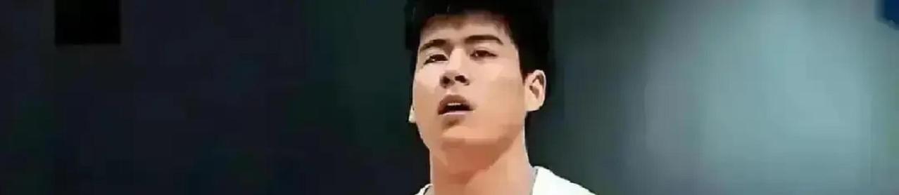 降薪400万，他打疯了
 
年薪砍半，他反而成了香饽饽。王薪凯把800万合同撕成