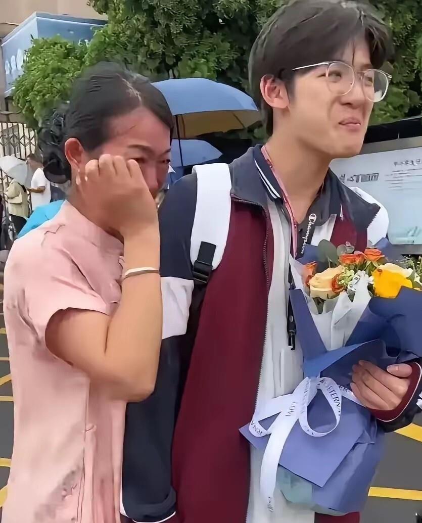 一个“716分上清华”的孤儿故事，把千万网友看哭了——可画面里那位妈妈，人家明明