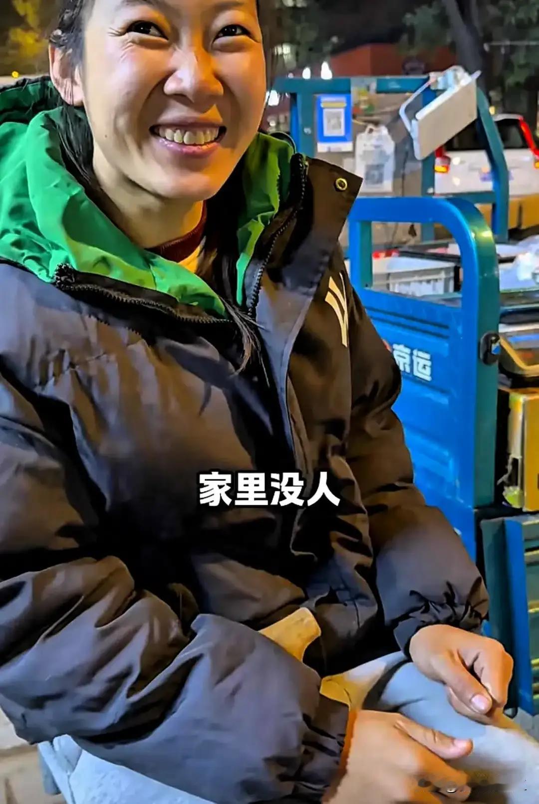 太原的街灯下
男子在一个香蕉摊前停下
买了两爪香蕉
男子使用微信转了60000元