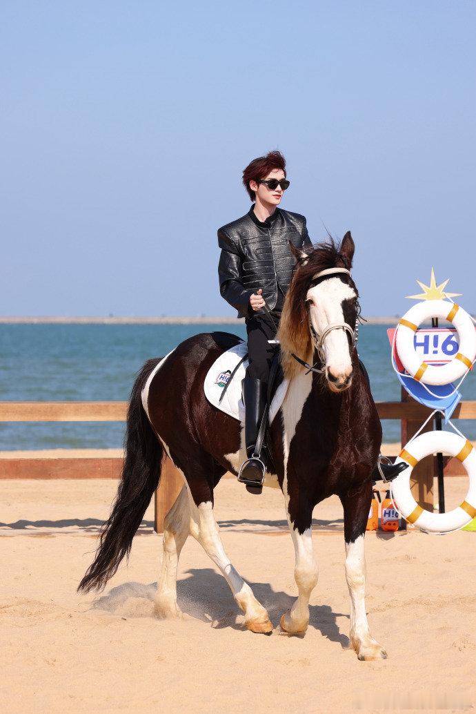 丁程鑫黑皮衣墨镜骑马丁程鑫嘘 丁程鑫黑皮衣墨镜骑马，丁程鑫嘘，咱就说这个嘘也是人