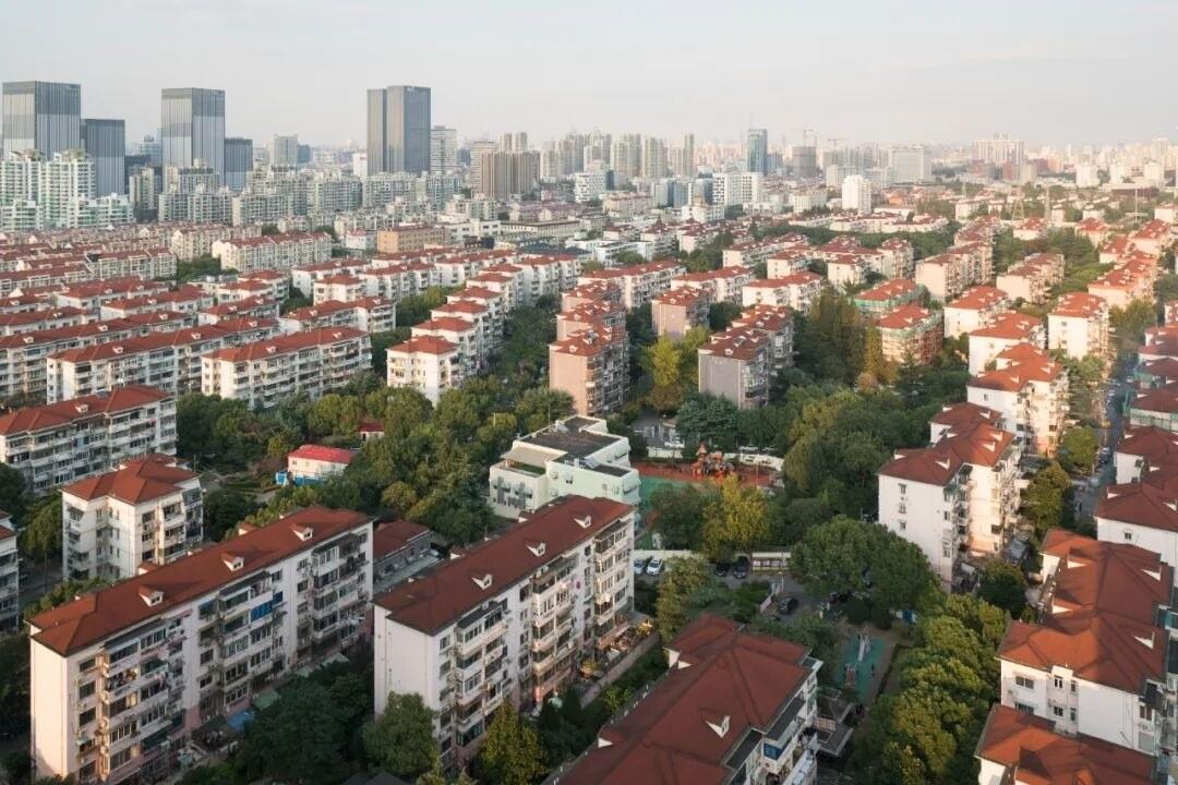 国庆假期，上海楼市出了个怪现象：售楼处没见人山人海，带看量微涨，一二手房合计成交