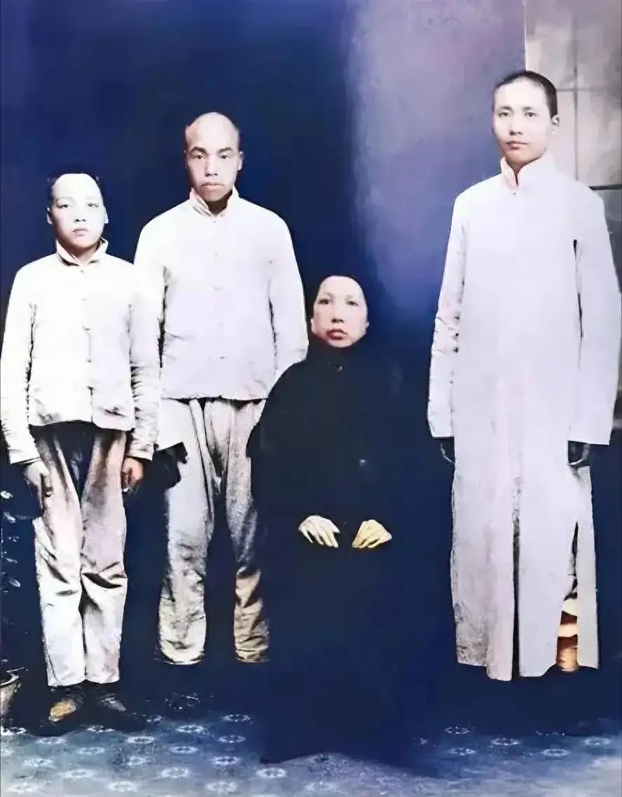 这是毛主席和母亲文七妹，以及两个弟弟的唯一合影，都看看吧，伟人的母亲慈祥、淳朴、