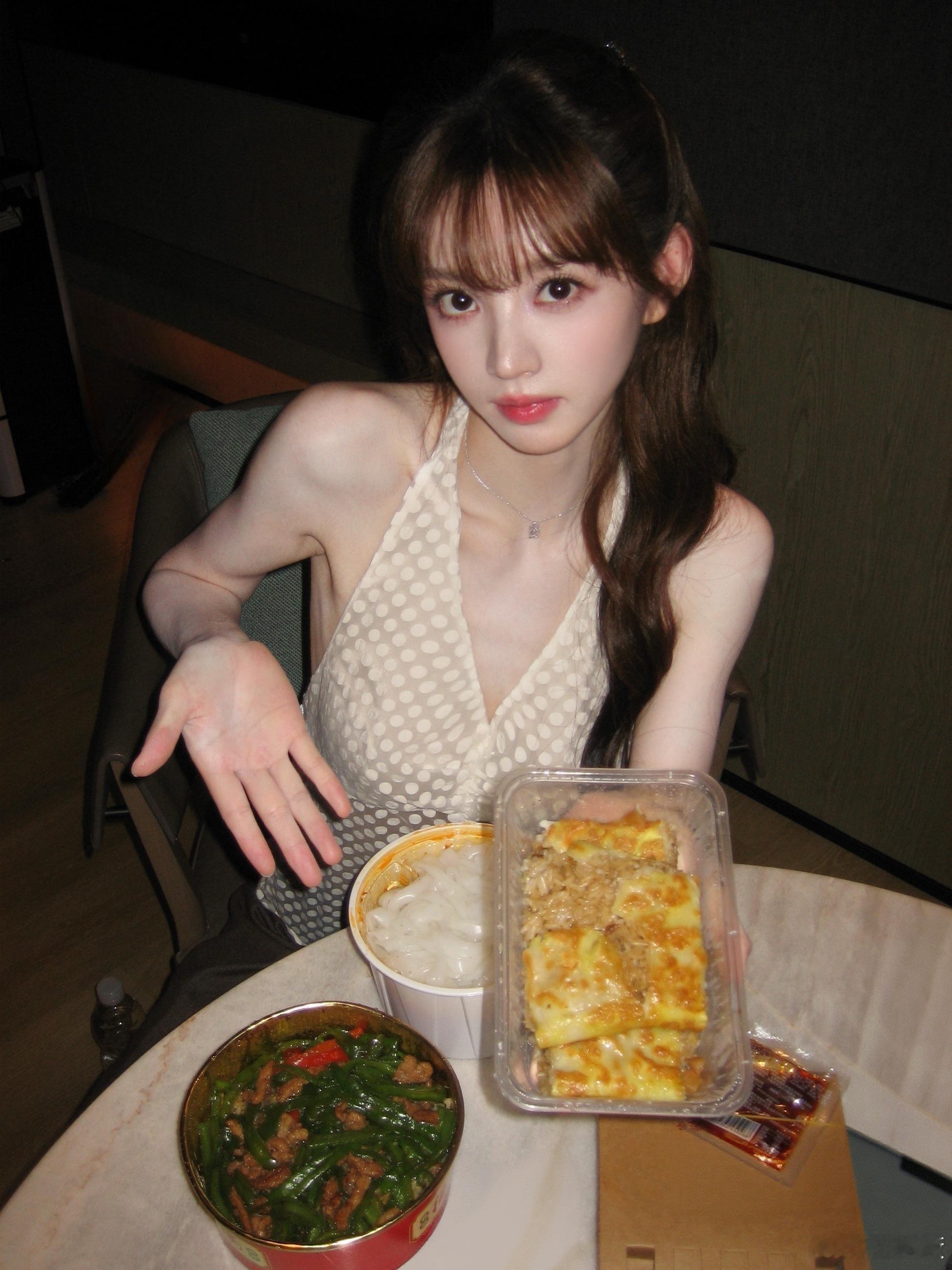听了豆皮梦女的极力推荐今天早上也点了一份三鲜豆皮吃田曦薇武汉豆皮梦女