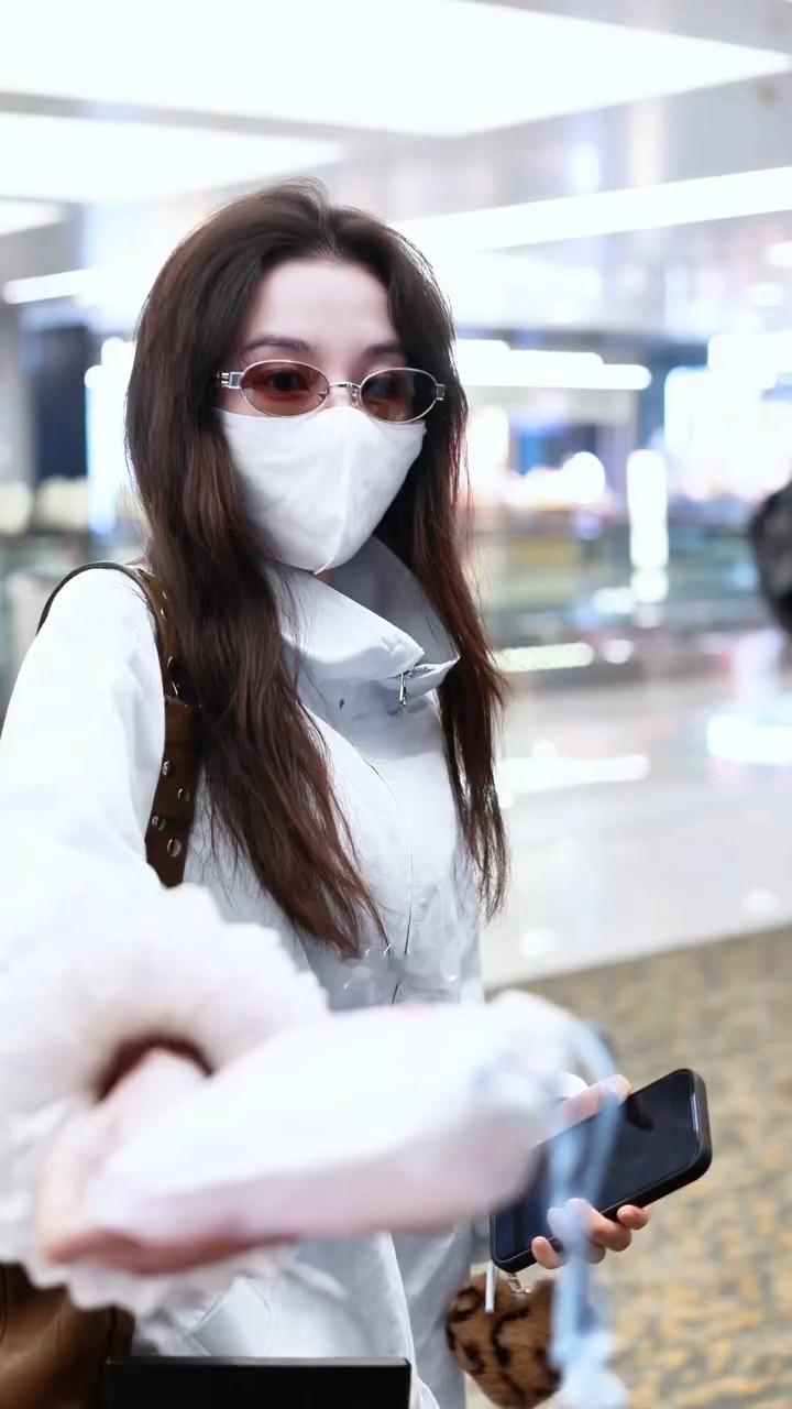 宋祖儿  宋祖儿给站姐送了开站一周年礼物站姐起初只是想要一句生日祝福，结果祖儿登