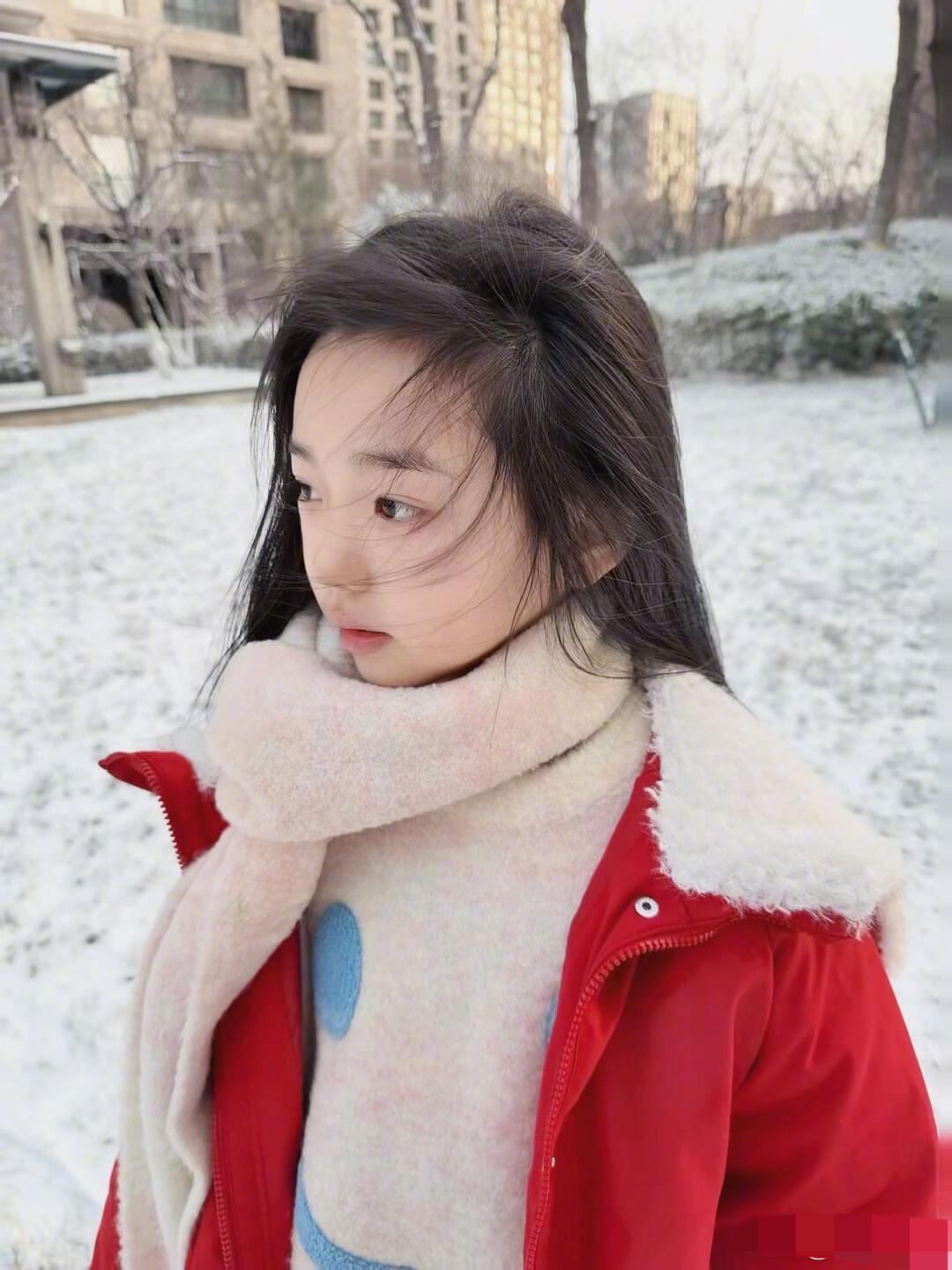 我发现了，
自从小酒窝进入娱乐圈以后，
董璇现在秀恩爱的机会都大大减少了，因为她