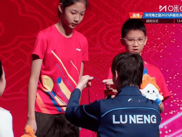 王曼昱和蒯曼为国少集训队选拔赛的小选手们颁奖[赞][笑哭]！
昨天王曼昱一单两分